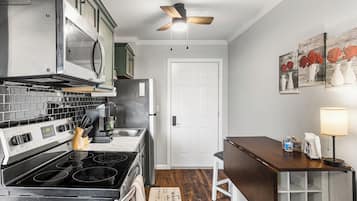 Een koelkast, een microgolfoven, een oven, een kookplaat