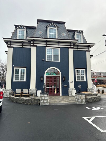 All New Studio apartment in center of town