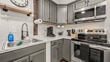 Réfrigérateur, four à micro-ondes, un four, surface de cuisson