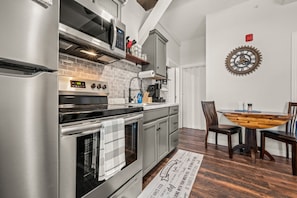 Frigorífico, microondas, horno y placa de cocina