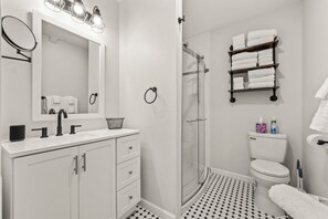 Dusche, Haartrockner, Handtücher