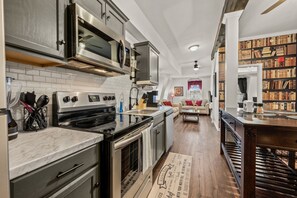 Kylskåp, mikrovågsugn, ugn och spishäll