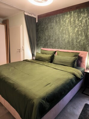 2 bedrooms, in-room safe, desk, iron/ironing board
