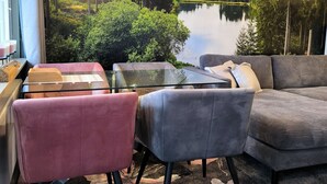 Smart TV, chimenea, videojuegos y tenis de mesa 
