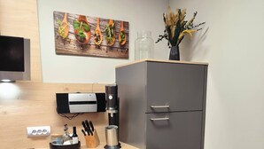 Cafetera y tetera, refrigerador, microondas y horno 