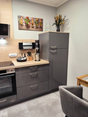 Fridge, microwave, oven, stovetop - 4*DTV Harz High End Nicholas Allergic Apartment in the Hahnenklee Holiday Park (Goslar)