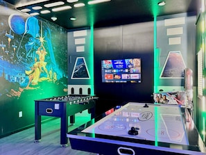 Games room - Oasis Retreat with Pool, BBQ & Game Room, International Drive, Near Universal (Orlando)