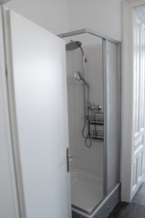 Doccia, asciugacapelli, asciugamani, sapone