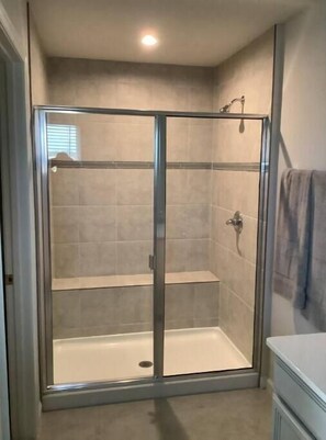 Secadora de cabello, toallas, jabón, shampoo 