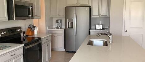 Réfrigérateur, four à micro-ondes, un four, lave-vaisselle