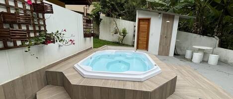 Outdoor spa tub