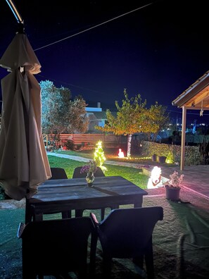 Outdoor dining - The countryside Loft (Katsikas)