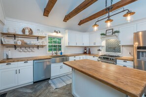 Fridge, microwave, stovetop, dishwasher - 3689 US 176- Haven Homes (Tryon)