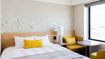 Down duvets, in-room safe, desk, blackout curtains