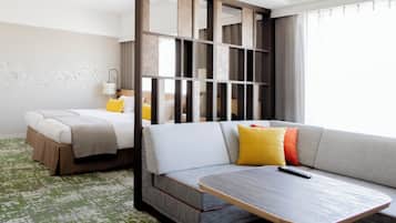 Deluxe Twin Room, Non-smoking | 羽絨被、房內夾萬、書桌、遮光窗簾/窗簾