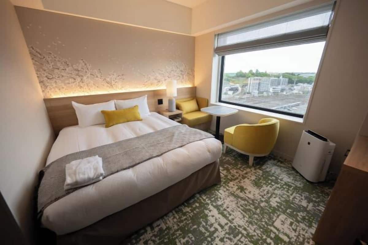 Down duvets, in-room safe, desk, blackout curtains