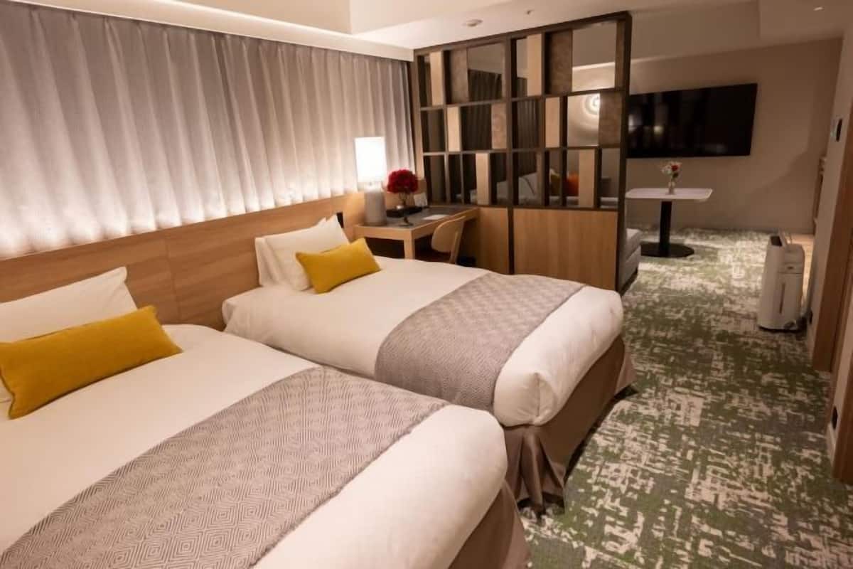 Down duvets, in-room safe, desk, blackout curtains
