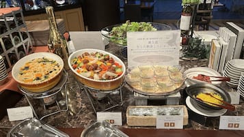 Daily buffet breakfast (JPY 1800 per person)