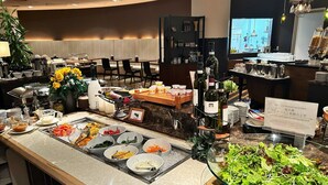 A buffet setup with various food items and a wine selection. - Hotel Terrace The Garden Mito (Mito)