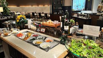 Daily buffet breakfast (JPY 1800 per person)