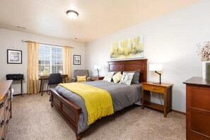 3 habitaciones, escritorio y tabla de planchar con plancha 