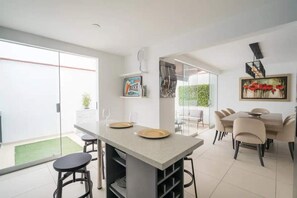 Dining - Beautiful beach and countryside house, parties and events (San Antonio)