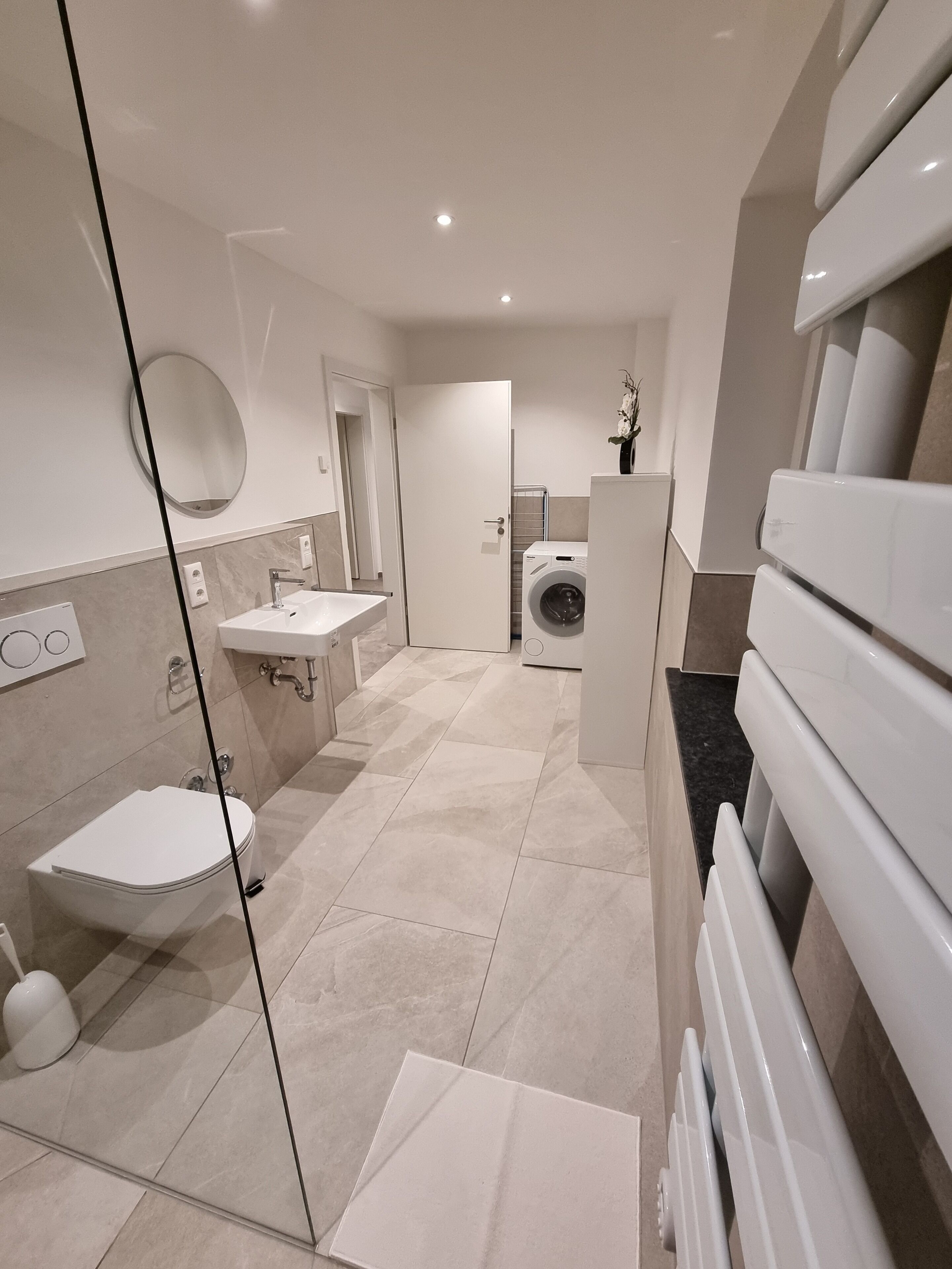 Secador de cabelo, toalhas de banho, sabonete, papel higiênico