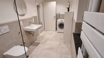 Secador de cabelo, toalhas de banho, sabonete, papel higiênico