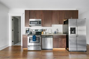 Fridge, microwave, oven, stovetop - Drayton Suite | In the Heart of King Street! (Charleston)