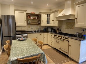 Kjøleskap, ovn og kokeplater