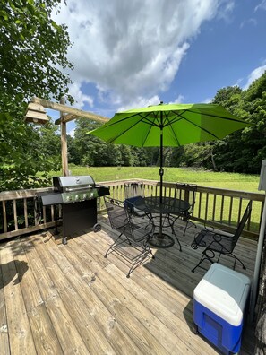 Outdoor dining - Hooting Hollow Cabin formely known as "Living Water Cabin" (Cowen)