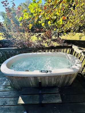 Bañera de hidromasaje al aire libre