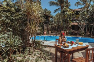 包含每日自助早餐