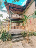 尊荣套房, 1 张大床, 无烟房, 花园景观 | 客房内保险箱、免费 WiFi、床单