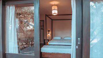 Suíte premium, várias camas, banheiro privativo, vista para o jardim | Cofres nos quartos, Wi-Fi de cortesia, roupa de cama