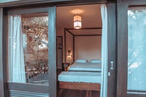 Suíte premium, várias camas, banheiro privativo, vista para o jardim | Cofres nos quartos, Wi-Fi de cortesia, roupa de cama