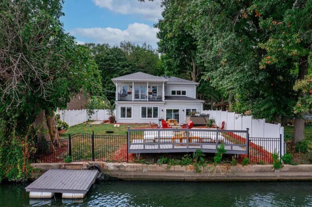 Relaxing Riverside Stay w HotTub