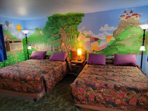 Habitación doble Deluxe, 2 camas Queen size, para no fumadores, vista a la ciudad | Edredón, camas con efecto memoria y decoración personalizada