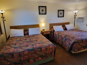 Down duvets, memory-foam beds, individually decorated - La Collage Inn (Odessa)