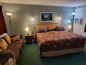 Down duvets, memory-foam beds, individually decorated - La Collage Inn (Odessa)