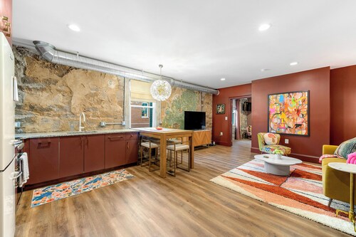 Walk to Stone Mountain Park! Historic Loft in Downtown Stone Mountain 