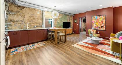 Walk to Stone Mountain Park! Historic Loft in Downtown Stone Mountain