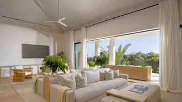 Villa | Área de sala de estar | Smart TV de 75 pulgadas con canales digitales y Netflix