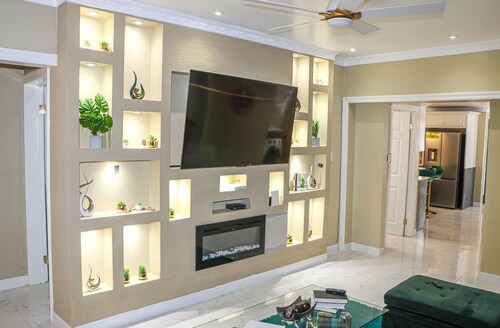 Cozy Luxury Hideaway With Free Wifi,Parking,Swimming Pool&Jacuzzi Near Negril 3b