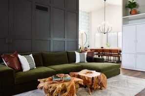 Smart TV, DVD player, pebolim, mesa de pingue-pongue