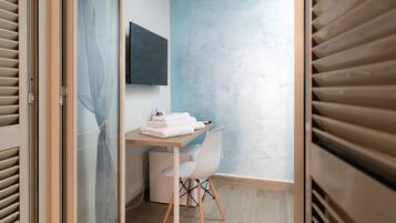 1 habitación, cubrecamas, decoración personalizada y muebles diferentes