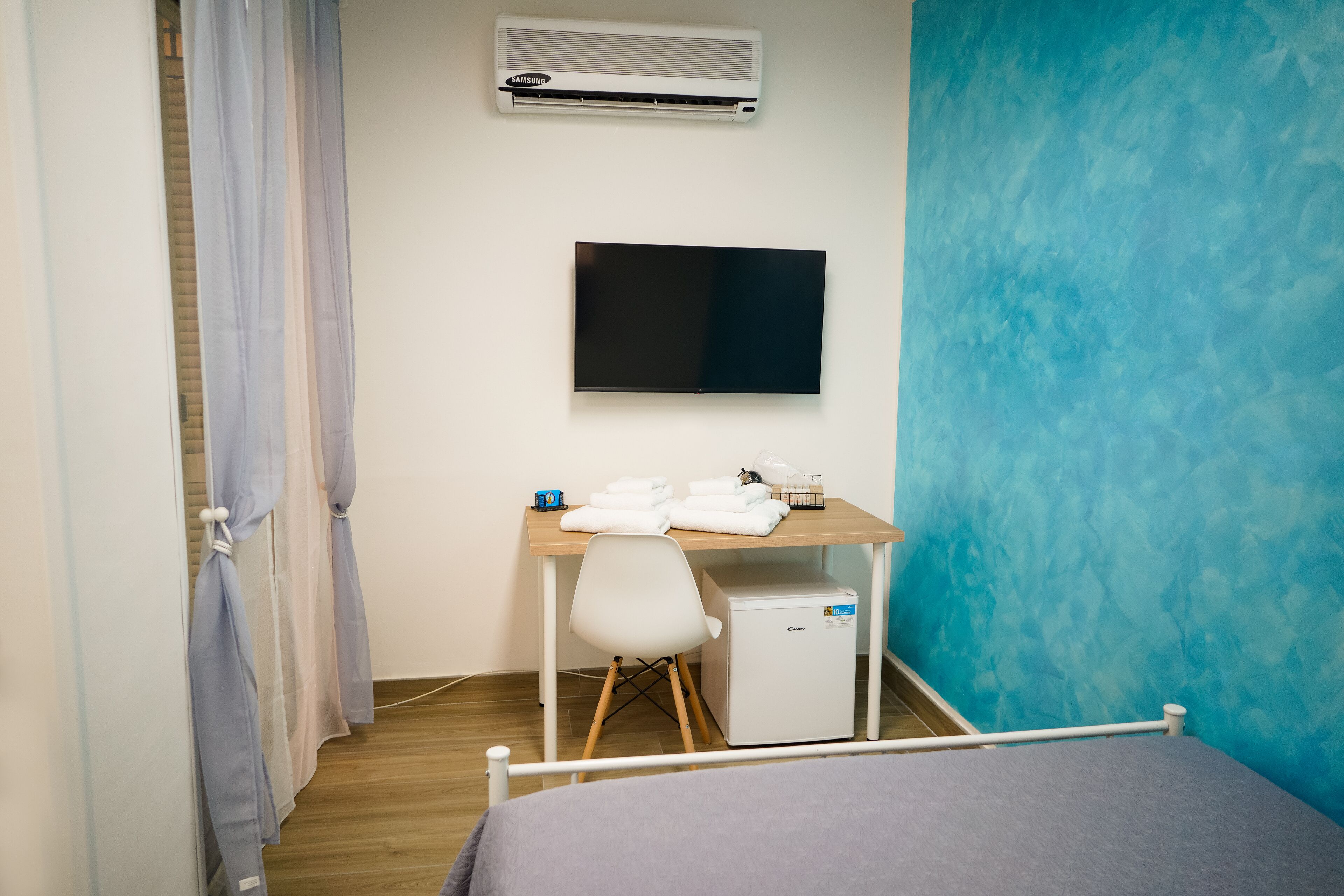 1 habitación, cubrecamas, decoración personalizada y muebles diferentes 