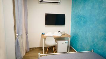1 habitación, cubrecamas, decoración personalizada y muebles diferentes