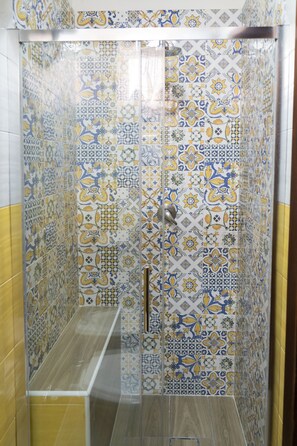 Habitació prèmium, bany privat | Bany | Dutxa, capçal de dutxa tipus cascada i articles de tocador gratuïts 