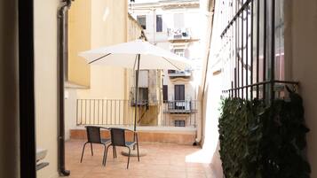 Quarto premium, banheiro privativo | Terraço/pátio